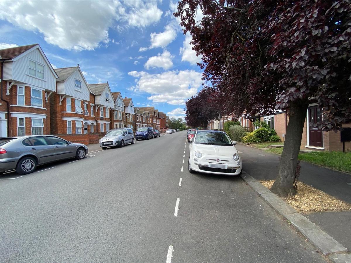 2 Bedroom Private House Near Bedford Town And Train Station Exterior photo